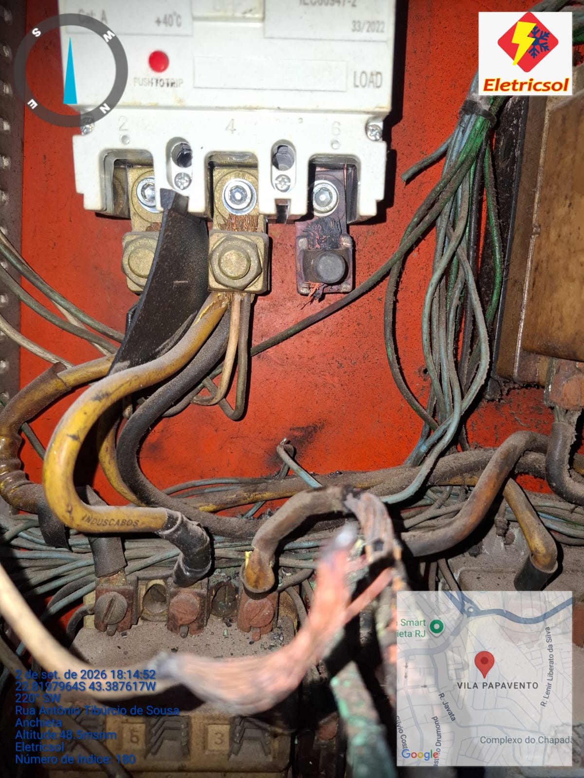 Painel elétrico com fiação danificada e disjuntor Schneider em reparo